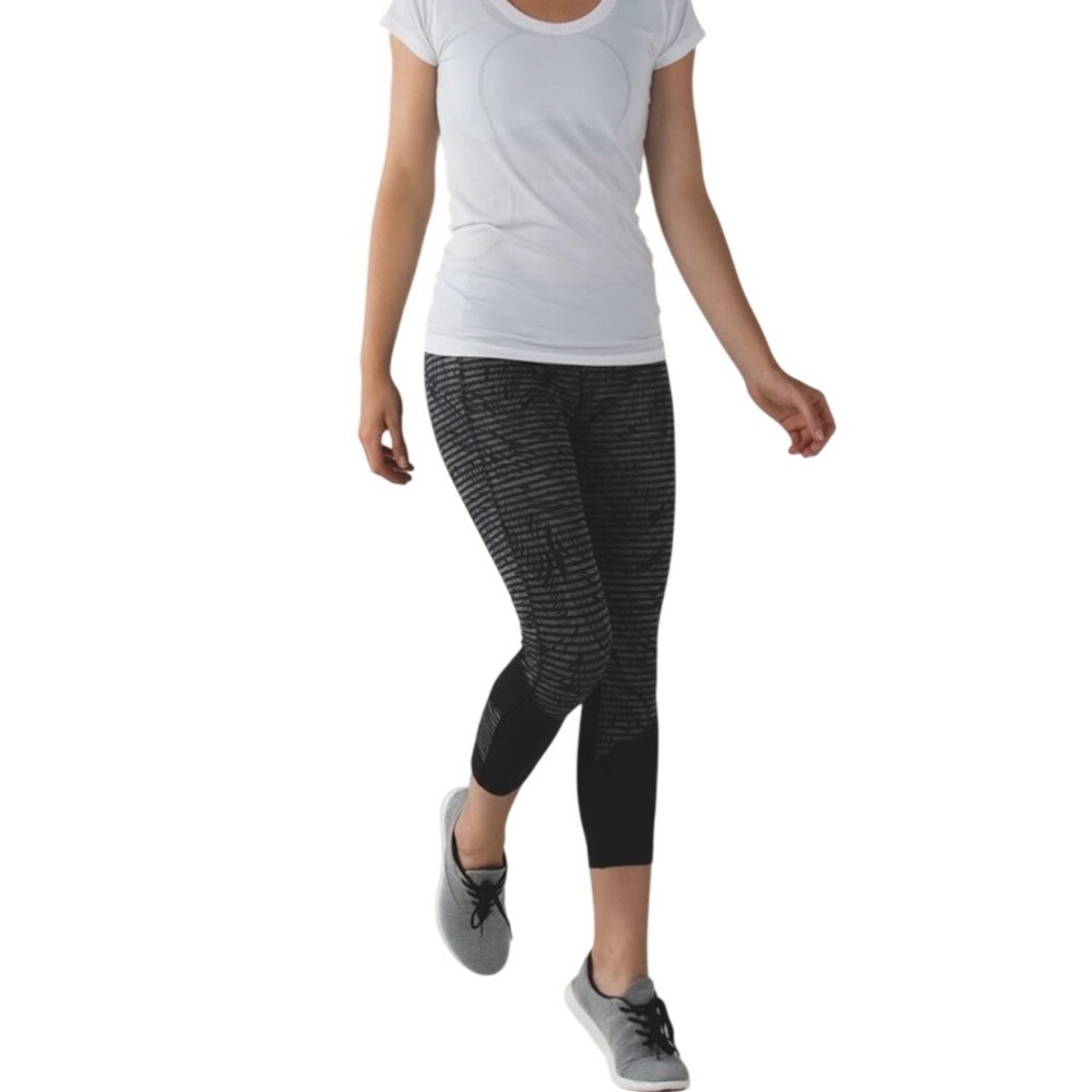 Lululemon Run Inspire Crop II Leggings Black Grey Stripe Mesh Size 4 W6867S